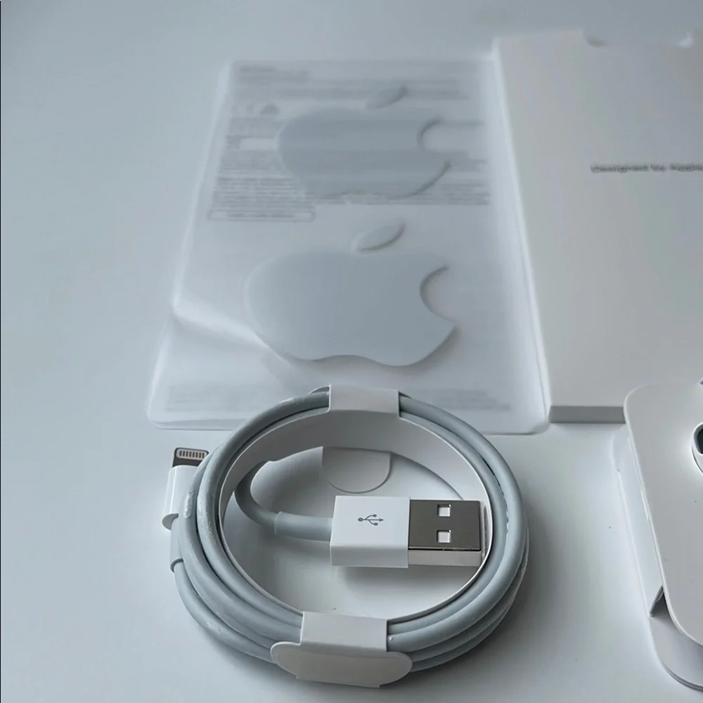 Apple White EarPhones with Lightning Cable